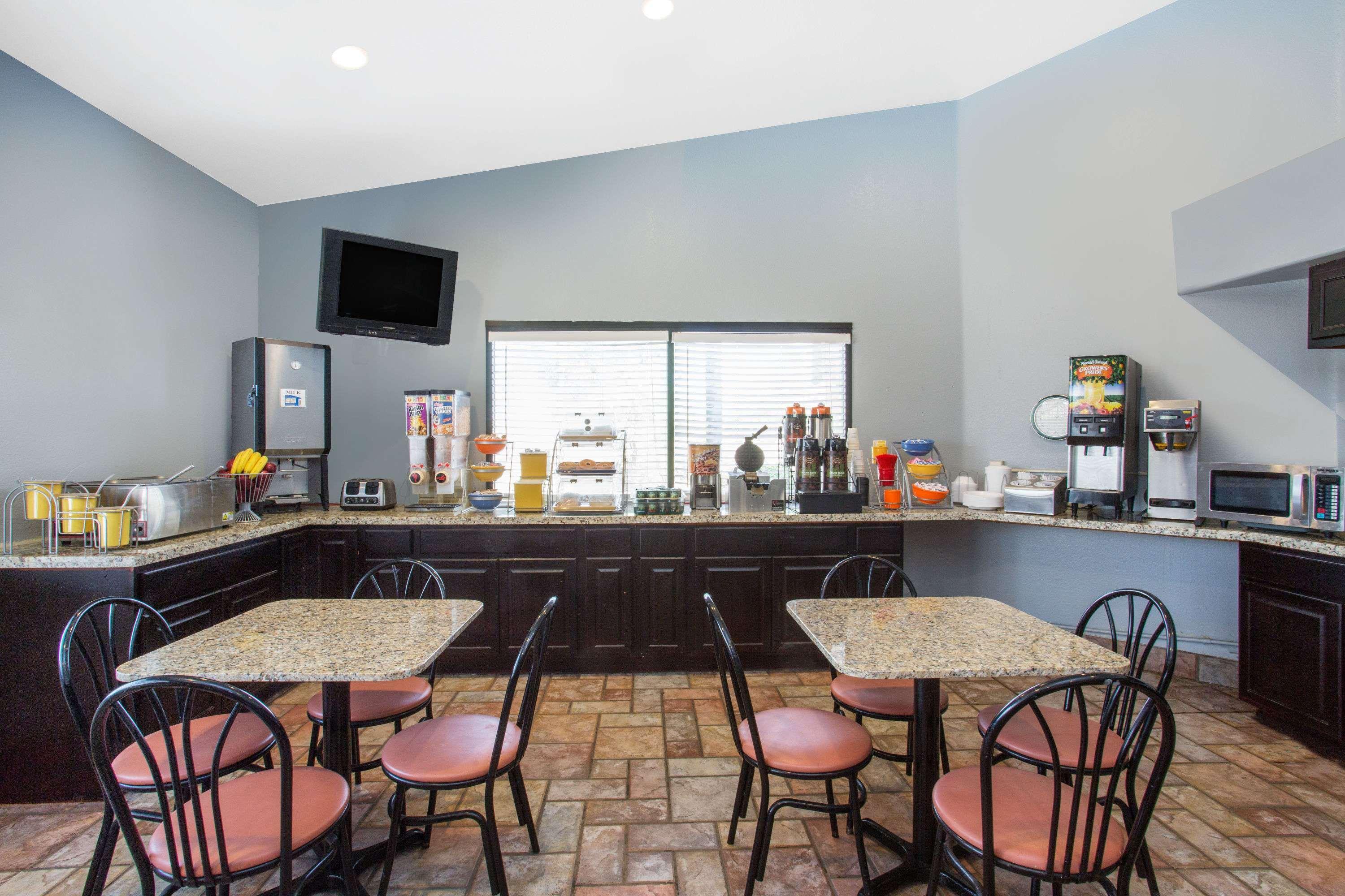 Days Inn By Wyndham Buckeye Bagian luar foto