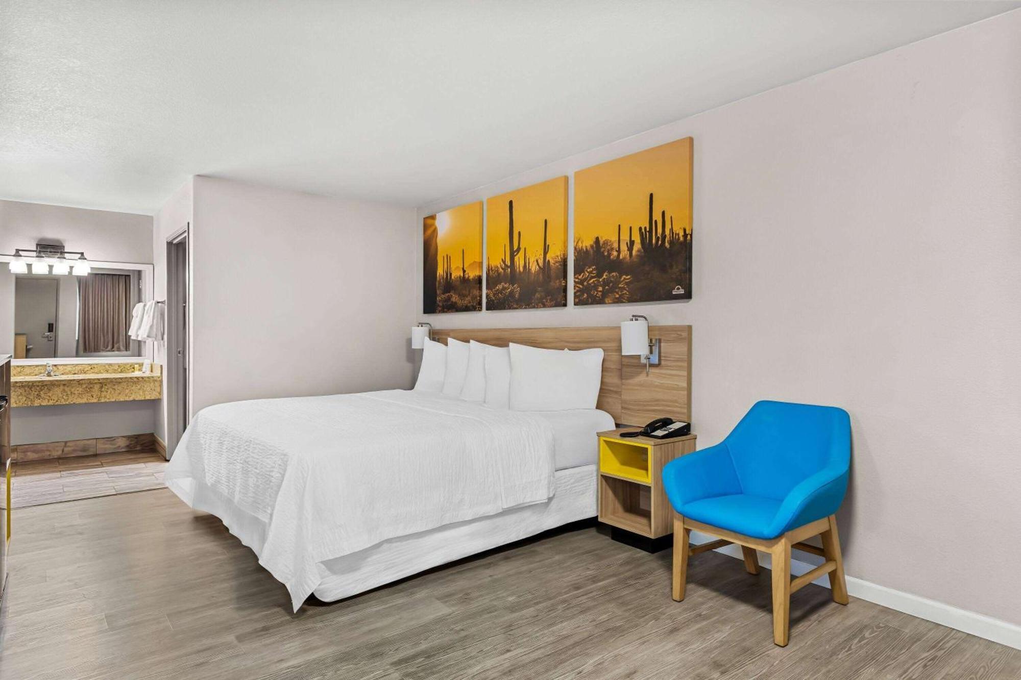 Days Inn By Wyndham Buckeye Bagian luar foto