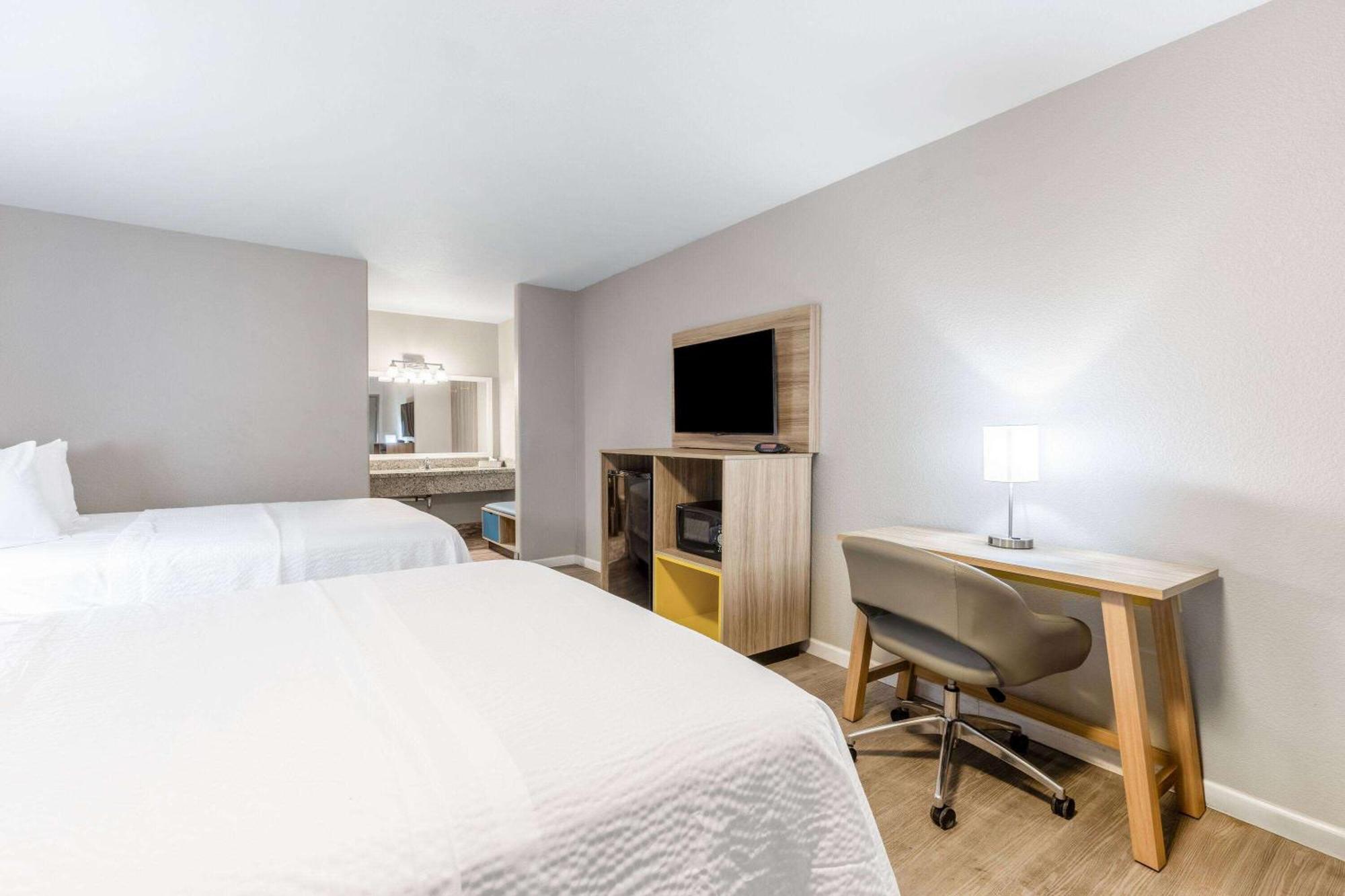 Days Inn By Wyndham Buckeye Bagian luar foto