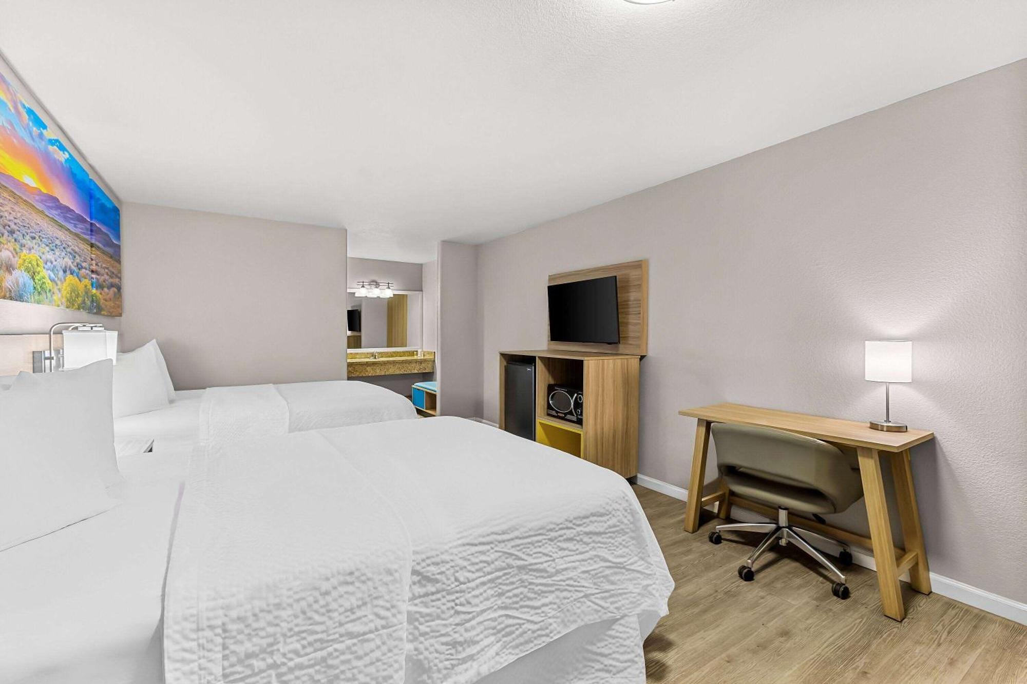 Days Inn By Wyndham Buckeye Bagian luar foto