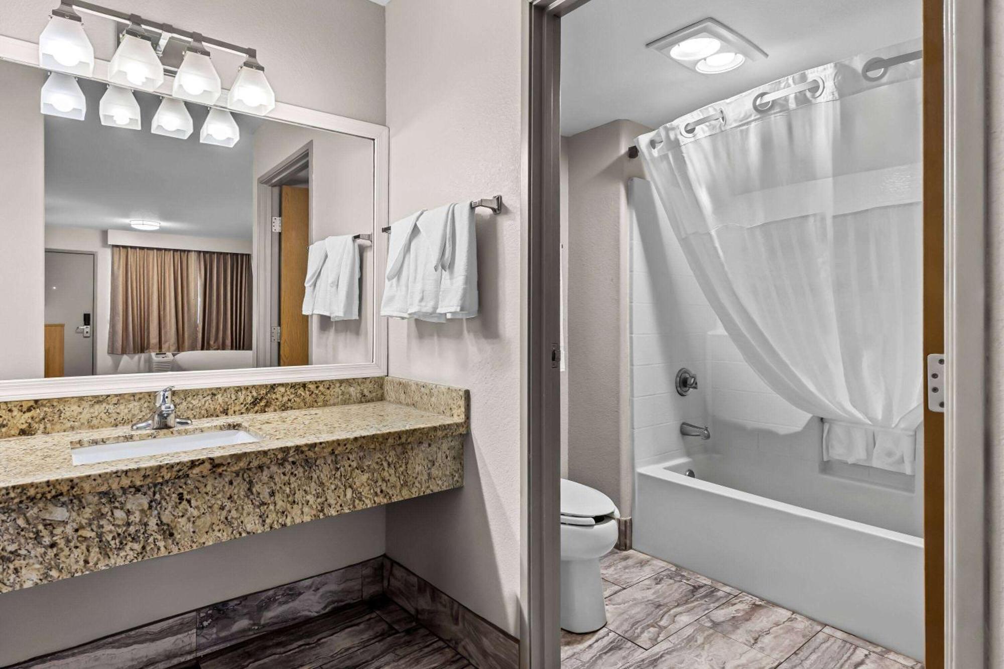 Days Inn By Wyndham Buckeye Bagian luar foto