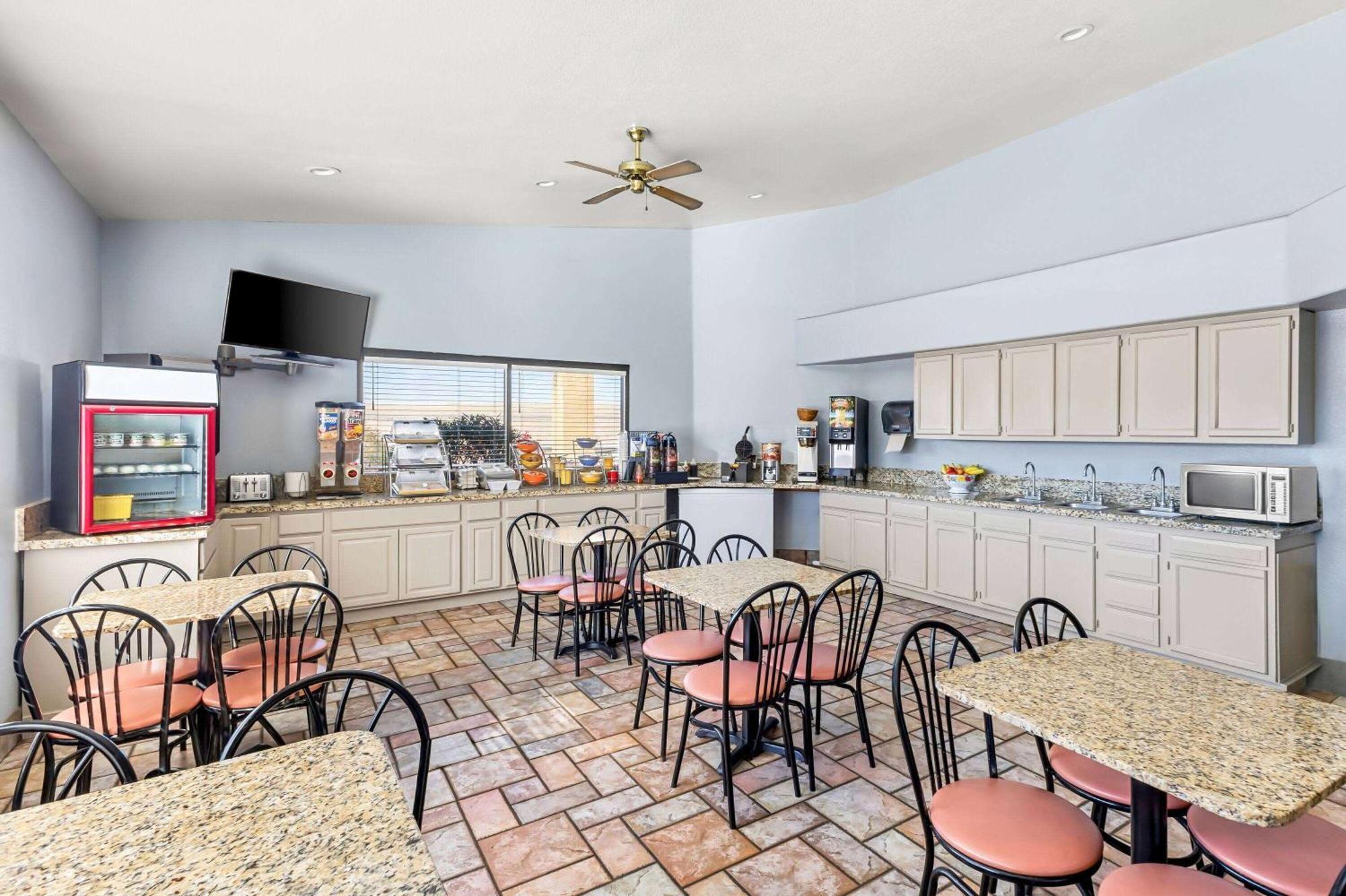 Days Inn By Wyndham Buckeye Bagian luar foto