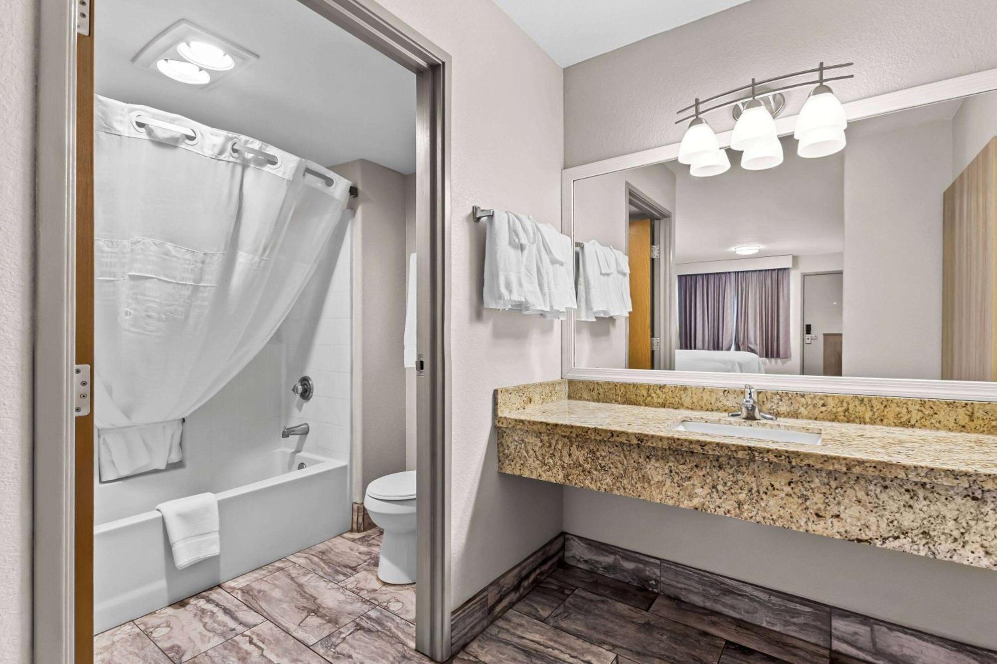 Days Inn By Wyndham Buckeye Bagian luar foto